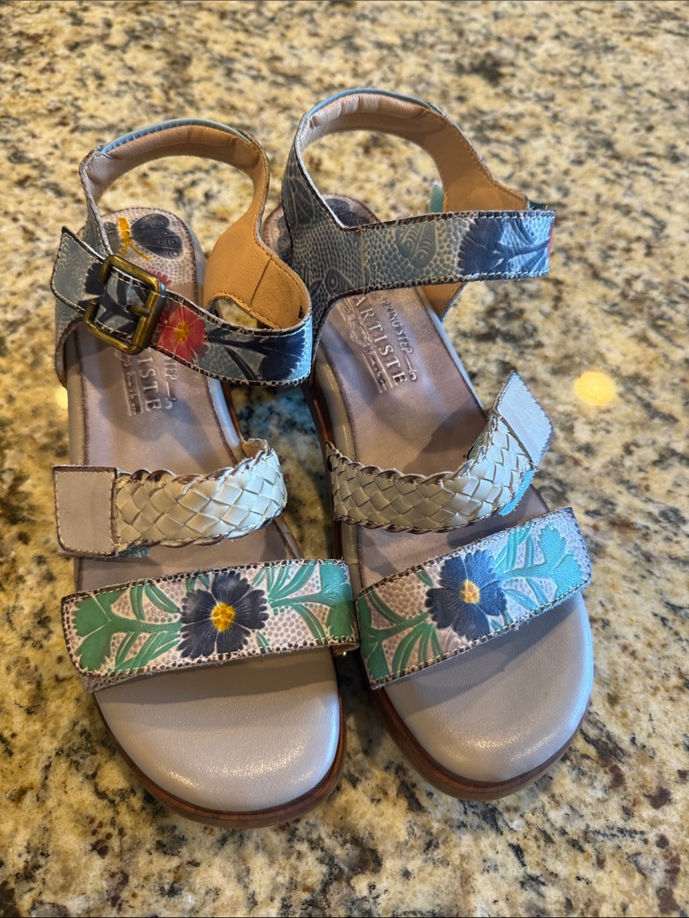 L’Artiste women’s retropel sandal